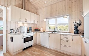 Kjøleskap, kokeplater, oppvaskmaskin og kaffetrakter/tekoker