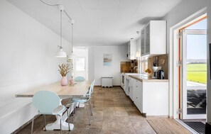 Refrigerador, parrilla de estufa, lavavajillas y cafetera y tetera 