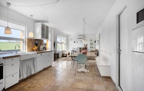 Réfrigérateur, micro-ondes, plaque de cuisson, lave-vaisselle