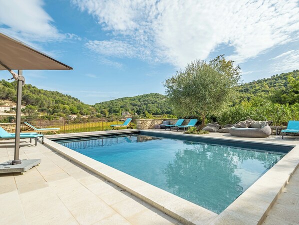 Een verwarmd zwembad