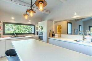 Geladeira, micro-ondas, fogão, cooktop