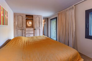 6 bedrooms, iron/ironing board, WiFi, bed sheets