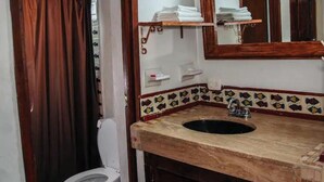 Ein Badezimmer mit Toilette, Waschbecken und Spiegel.