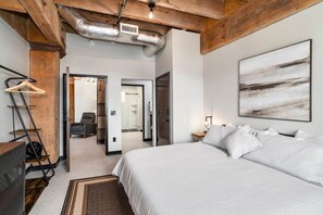 2 slaapkamers, een bureau, een strijkplank/strijkijzer, reisbedje