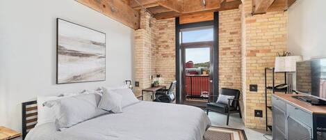 2 slaapkamers, een bureau, een strijkplank/strijkijzer, reisbedje