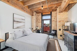 2 habitaciones, escritorio y tabla de planchar con plancha