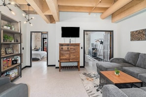 2 habitaciones, escritorio y tabla de planchar con plancha 