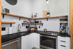 ثلاجة، ميكروويف، فرن، موقد طهي مسطح