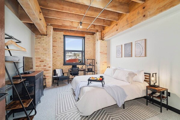 2 bedrooms, desk, iron/ironing board, travel crib - 2 BR 2 BA in Canal Park Close to everything! (Duluth)