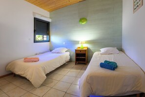 2 habitaciones, tabla de planchar con plancha y ropa de cama