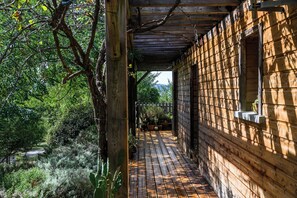 Terrace/patio - Ecolodge au Calme Pleine Nature, Piscine Privée (Roquetaillade-et-Conilhac)
