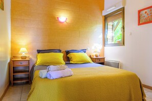 2 dormitorios, tabla de planchar con plancha, ropa de cama