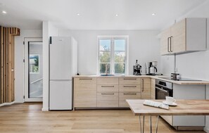 Kjøleskap, oppvaskmaskin og kaffetrakter/tekoker