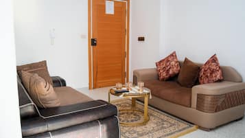 Departamento básico, balcón | Área de sala de estar | Televisión de pantalla plana