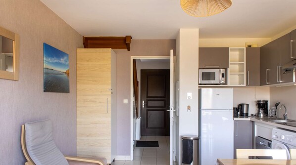 Kühlschrank, Mikrowelle, Geschirrspüler, Toaster