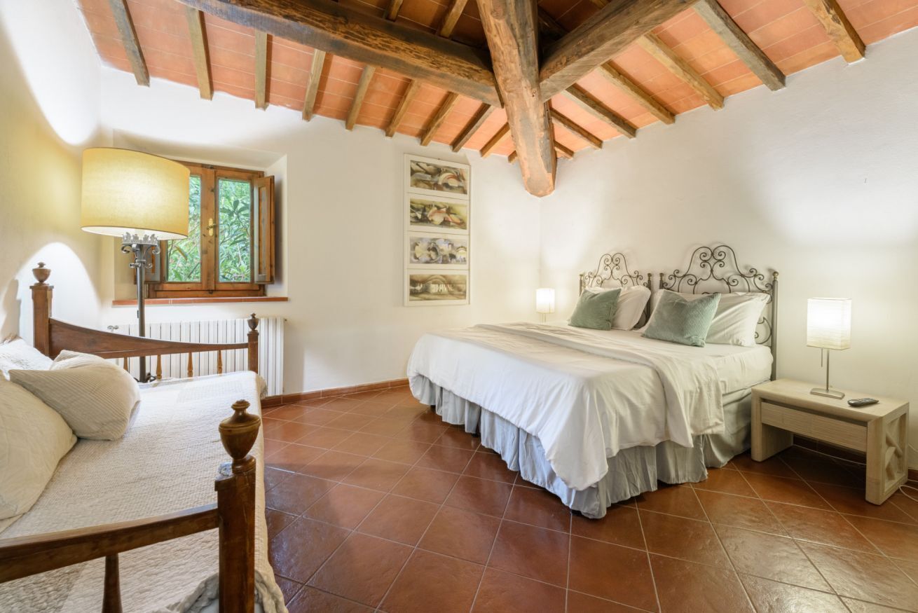 6 habitaciones, tabla de planchar con plancha, wifi y ropa de cama 