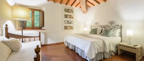 6 habitaciones, tabla de planchar con plancha, wifi y ropa de cama