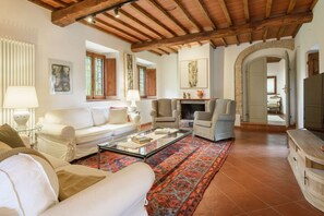 TV, fireplace - Villa Volpaia by MMega (Barberino Tavarnelle)