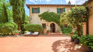 A traditional building with a courtyard, stone walls, and green shutters. - Villa Volpaia by MMega (Barberino Tavarnelle)