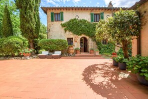 A traditional building with a courtyard, stone walls, and green shutters. - Villa Volpaia by MMega (Barberino Tavarnelle)