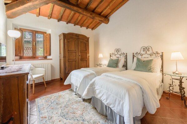 6 habitaciones, tabla de planchar con plancha, wifi y ropa de cama 