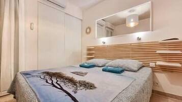 2 slaapkamers, een strijkplank/strijkijzer, reisbedje, wifi