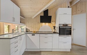 ثلاجة، موقد طهي مسطح، غسالة أطباق، ماكينة لصنع القهوة/الشاي