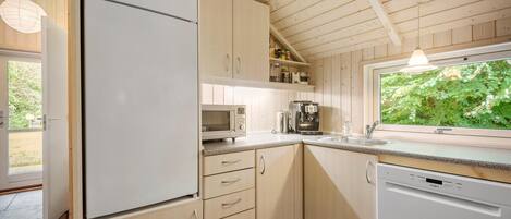 Kjøleskap, kokeplater, oppvaskmaskin og kaffetrakter/tekoker