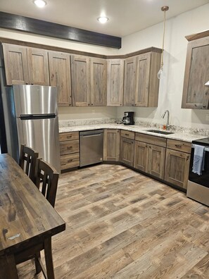 Refrigerador, placa de cocina, tostadora, utensilios de cocina