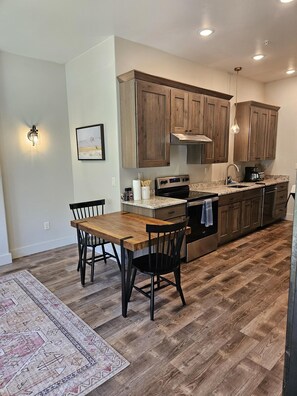 Fridge, stovetop, toaster, cookware/dishes/utensils - Your Ideal Retreat! Onsite Parking, Near Gardiner Downtown! (Gardiner)