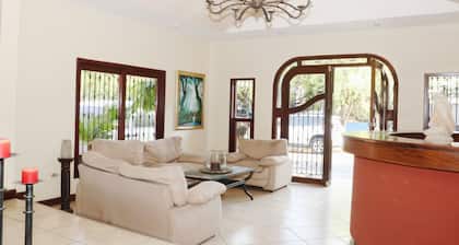 Nesthost Hotel Los Robles