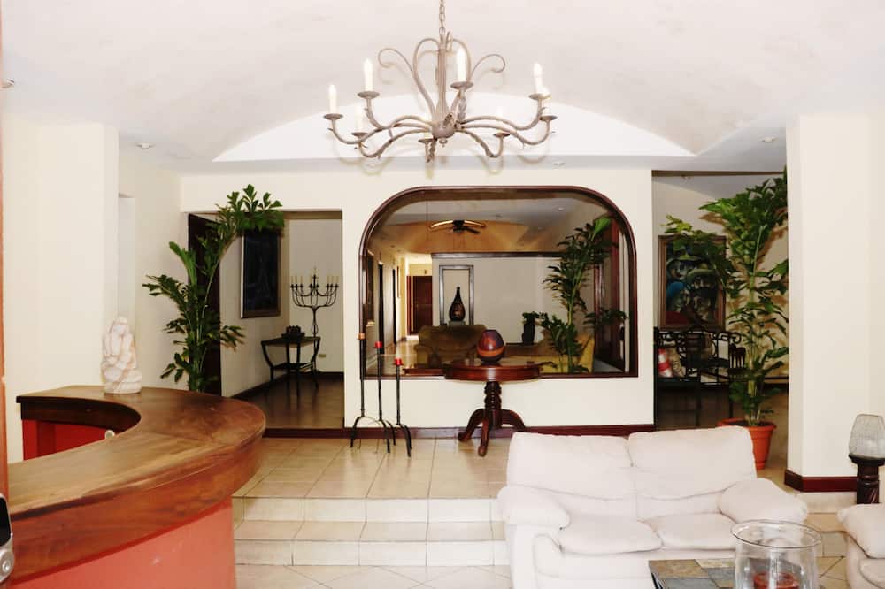 Nesthost Hotel Los Robles