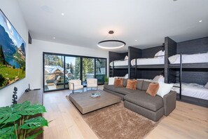 8 chambres, bureau, fer et planche à repasser, lit parapluie