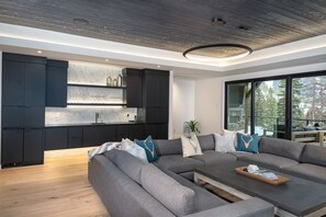 Smart TV, fireplace, DVD player, table tennis