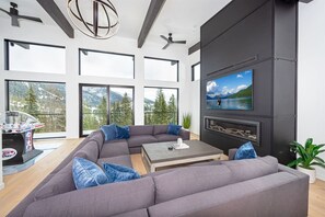 TV connectée, cheminée, table de tennis de table, chaîne hi-fi