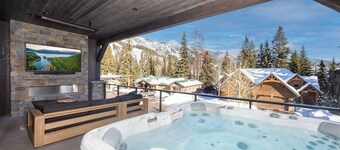 Brand New Luxury Ski Lodge: Stunning Mountain Views, Game Room, *6 King Suites*