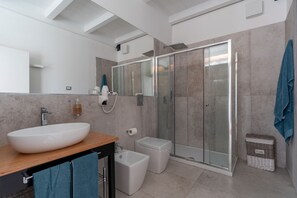Douche, sèche-cheveux, bidet