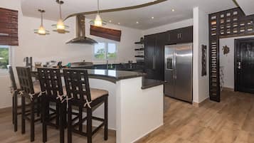 KĂŒhlschrank, Mikrowelle, Ofen, Herdplatte