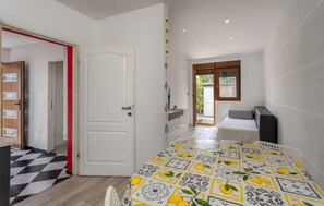 1 habitación, tabla de planchar con plancha, wifi gratis y ropa de cama 