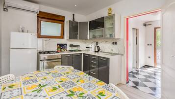 Kühlschrank, Ofen, Herdplatte, Wasserkocher mit Kaffee-/Teezubehör