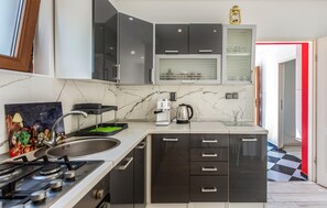 Refrigerador, horno, parrilla de estufa y cafetera y tetera 