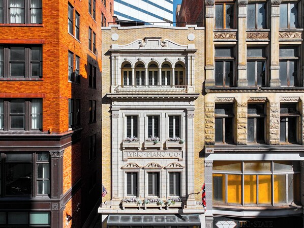 A multi-story building with a prominent 'LYRIC PLANO CO.' sign.