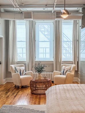 2 bedrooms, in-room safe, iron/ironing board, free WiFi - The Historic Lyric Presidential Suite (Cincinnati)