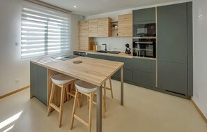 Réfrigérateur, four, lave-vaisselle, cafetière/bouilloire