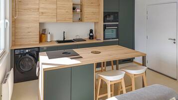 Réfrigérateur, four, lave-vaisselle, cafetiÚre/bouilloire