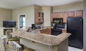 Een microgolfoven, een oven, een kookplaat, een vaatwasser