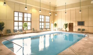 Een binnenzwembad en een buitenzwembad