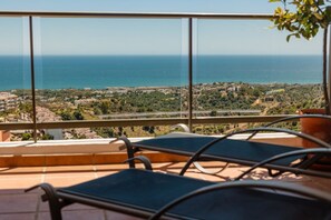 Property grounds - Apartment, with large private glazed terrace and panoramic sea views, Calahonda (Calahonda, Mijas)