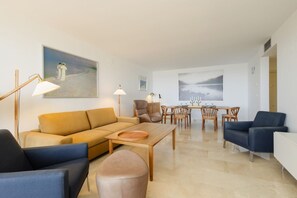 TV - Apartment, with large private glazed terrace and panoramic sea views, Calahonda (Calahonda, Mijas)