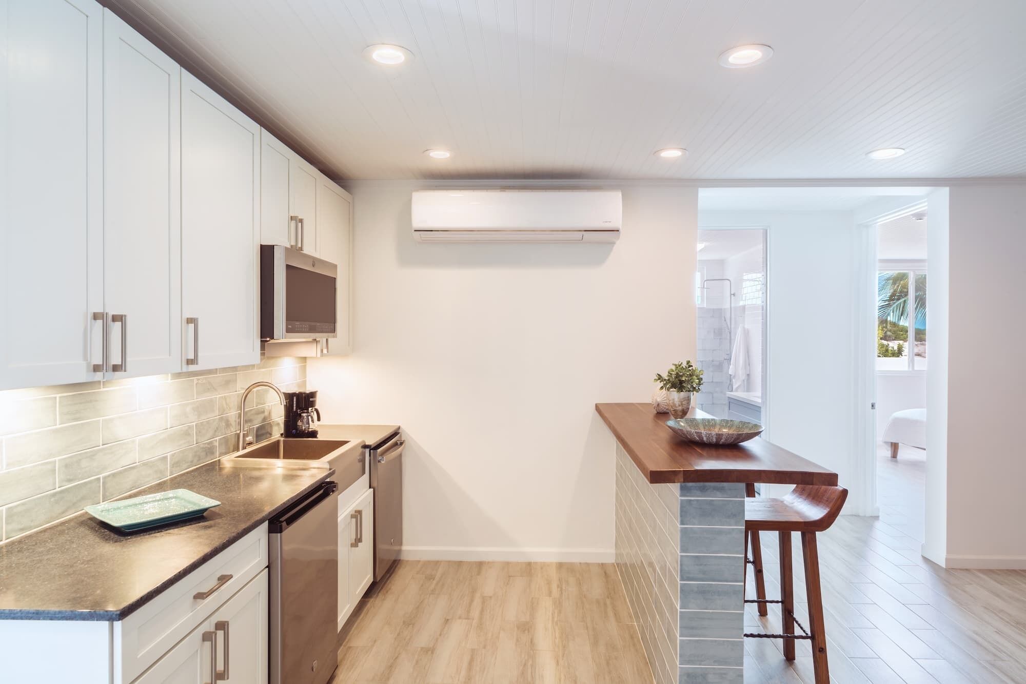 Jääkaappi, mikroaaltouuni, uuni, liesi